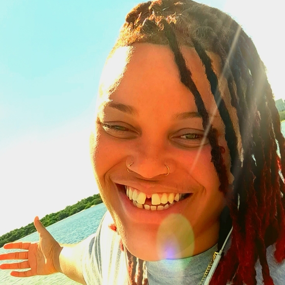 Meet your Posher, Dani🌻 - Picture 3 of 10